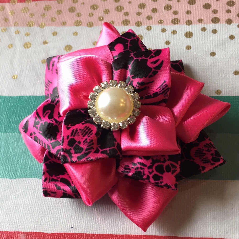 NWOT GIRL’S HAIR CLIP with CENTERED PEARL RHINESTONES